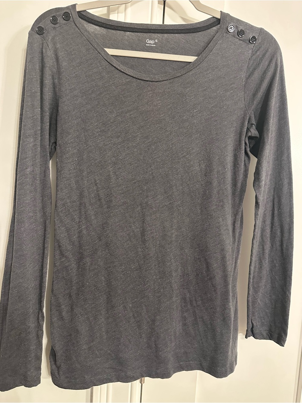 GAP Women's Long-Sleeve Scoop Neck Tee in Charcoal